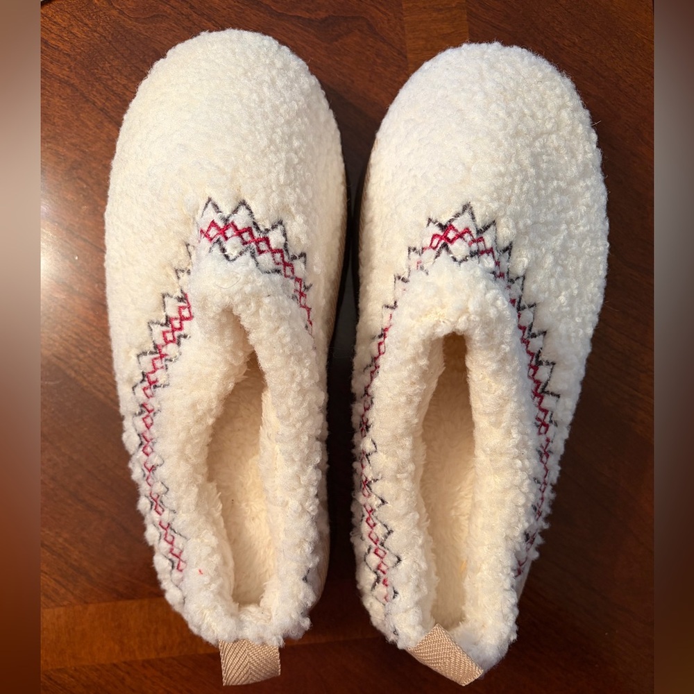 Women's Cream Sherpa Slip-On Slippers with Decorative Stitching